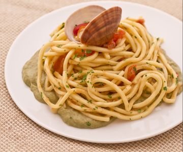Bigoli with clams on a bed of artichoke cream