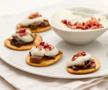 Flatbreads with asiago cream, radicchio and bacon