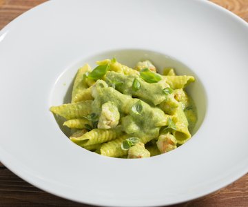 Garganelli with zucchini pesto and shrimps