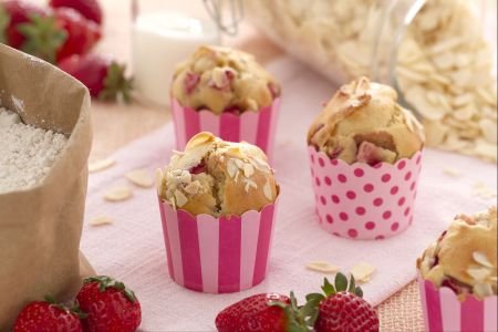 Spelt muffins with strawberries and almonds