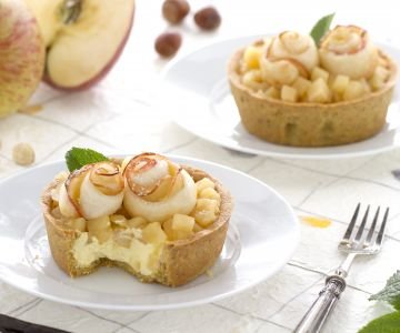 Mini tarts with apple compote
