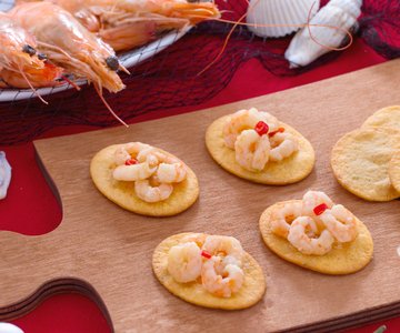 Flatbreads with shrimp, garlic, oil, and chili