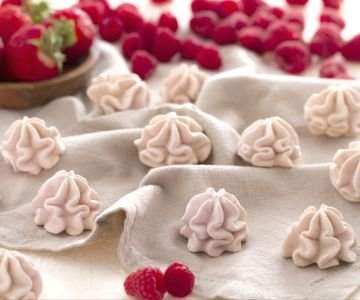 Meringues with Red Fruits