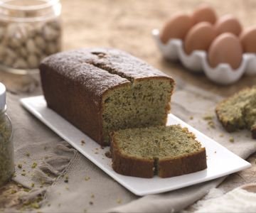 Plumcake with pistachio