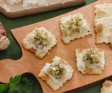 Puff pastries with olives, Jerusalem artichoke, and raspadura