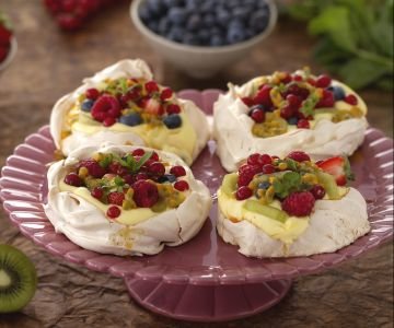 Mini pavlovas with lemon cream