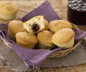 Vanilla muffins with sour cherry filling