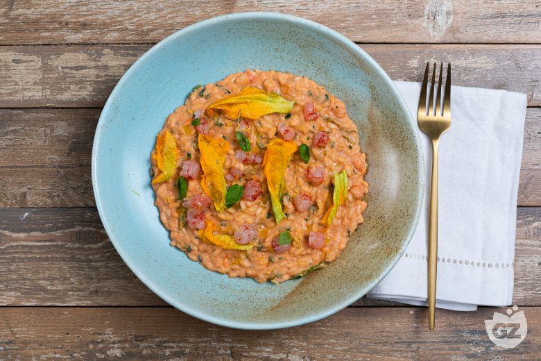 Risotto with shrimp, zucchini and zucchini flowers