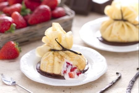 Crepe bundles with strawberries