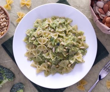 Pasta with broccoli pesto