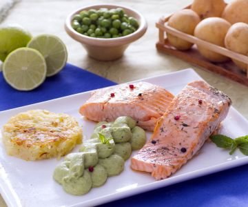 Salmon fillet with rösti and pea cream