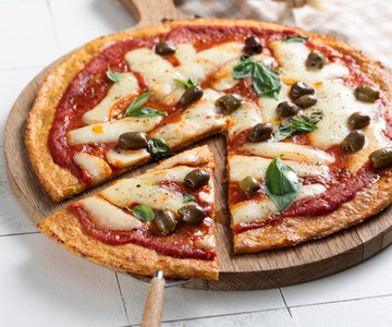 Fake cauliflower pizza