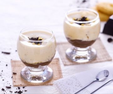 Glass with cornmeal cookies, chocolate cream and passito zabaglione