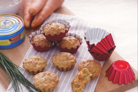 Wholemeal muffins with vegetables and tuna