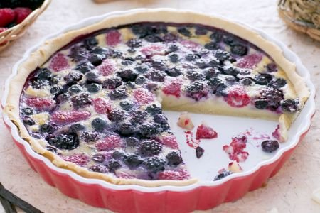 Berry flan with chocolate sauce