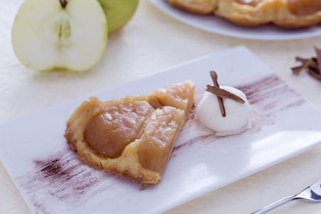 Tarte tatin with condensed milk with fiordilatte ice cream and cinnamon