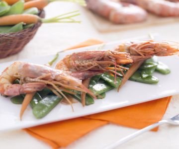 Shrimp sautéed in teriyaki sauce with snow peas and baby carrots