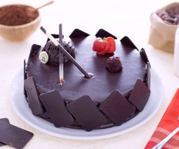 Glazed cake with chocolate diplomat cream