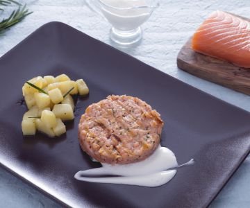 Salmon burger with eggless mayonnaise and sautéed potatoes