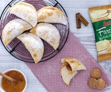 Sweet half-moons with pears, peach jam and amaretti