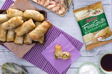 Fried rolls with vegetables and prawns