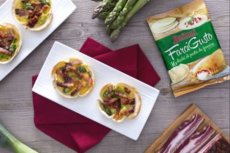 Miniquiche with bacon, leeks, and asparagus
