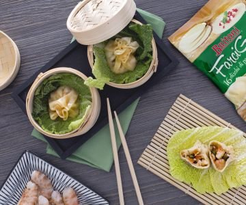 Oriental steamed ravioli with vegetables and prawns