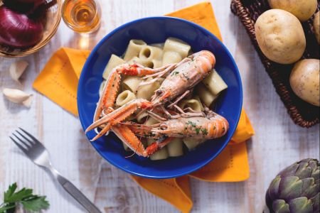 Mezze rigatoni with artichoke cream and scampi
