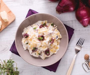 Farfalle with ricotta cream and Tropea red onions