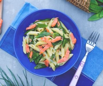 Penne with smoked salmon and snow peas