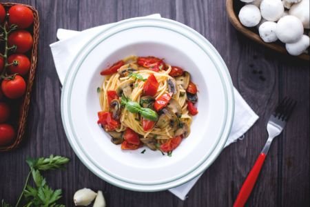 Spaghetti with cherry tomatoes and champignon mushrooms