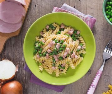 Fusilli with cream, ham, and peas