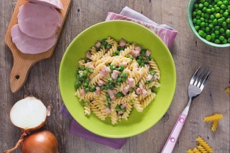 Fusilli with cream, ham, and peas