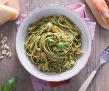 Pasta with pesto and shrimp