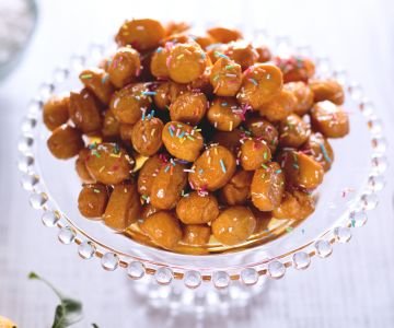 Pignolata with honey