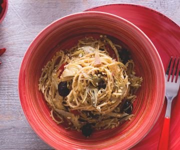 Whole wheat spaghetti with artichokes and breadcrumbs
