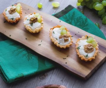 Boats with Parmesan Cream and Grapes
