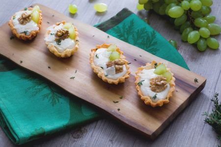 Boats with Parmesan Cream and Grapes