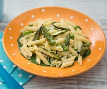 Mini penne with asparagus tips and spinach cream