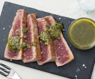 Tuna steak with mint pesto