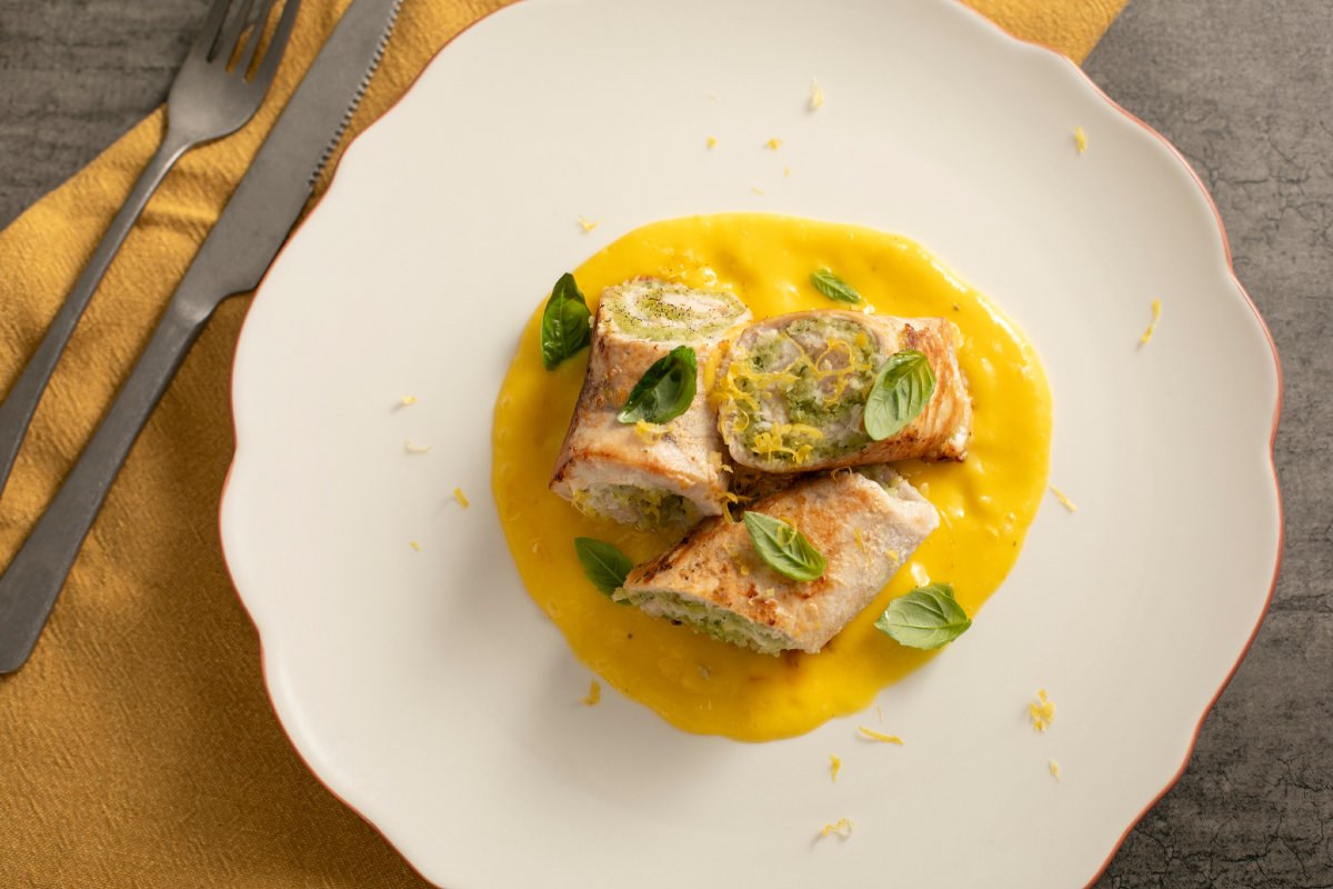 Swordfish rolls with mango sauce