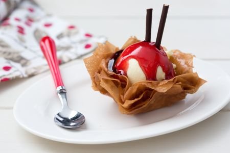 Filo pastry baskets with ice cream
