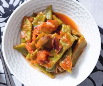 Flat beans with tomato
