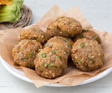 Spelt balls with ricotta and vegetables