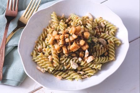 Pasta with lettuce pesto and squid