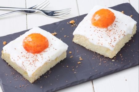 Cake with fresh apricots