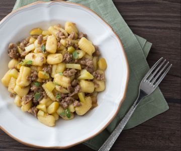 Gnocchi with sausage and apples
