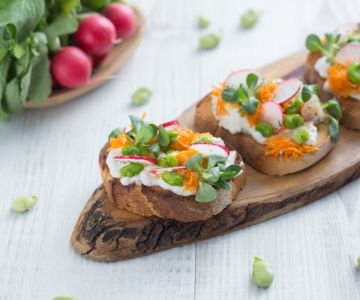 Bruschetta with burrata and vegetables