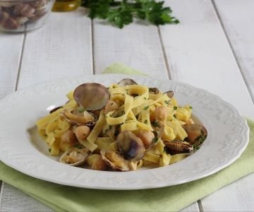 Tagliatelle with chickpea cream and clams