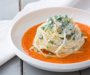 Pasta with ricotta, green beans, and fresh tomatoes